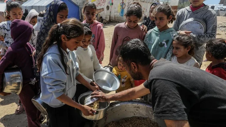 Jeritan Lapar Di Gaza Antrean Panjang Makanan Hangat Gambarkan Keputusasaan Warga Khan Yunis