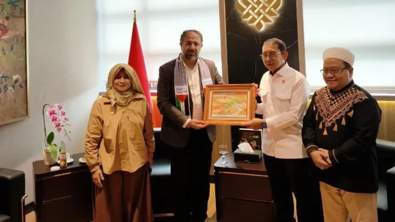 Diplomasi Solidaritas Menteri Kebudayaan Fadli Zon Sambut Delegasi Palestina Pertegas Komitmen Abadi Indonesia