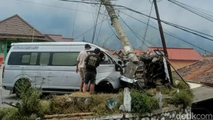 Rem Blong Hiace Rombongan Turis Singapura Tabrak 4 Mobil Di Bromo